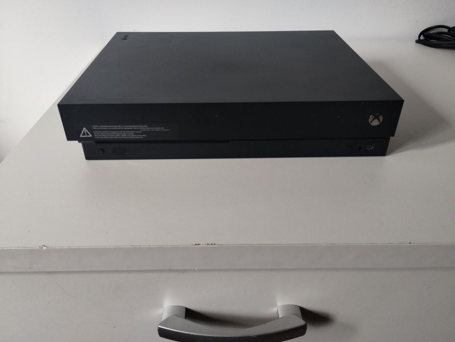 Xbox One X + Pad i Gra