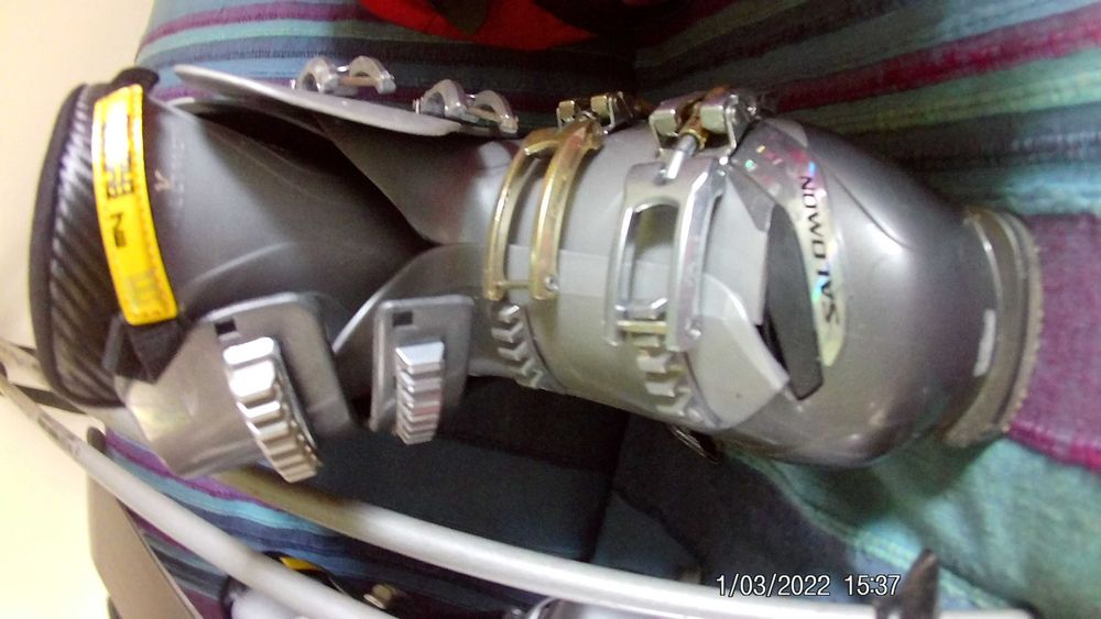 vendo esquis , bastões e botas