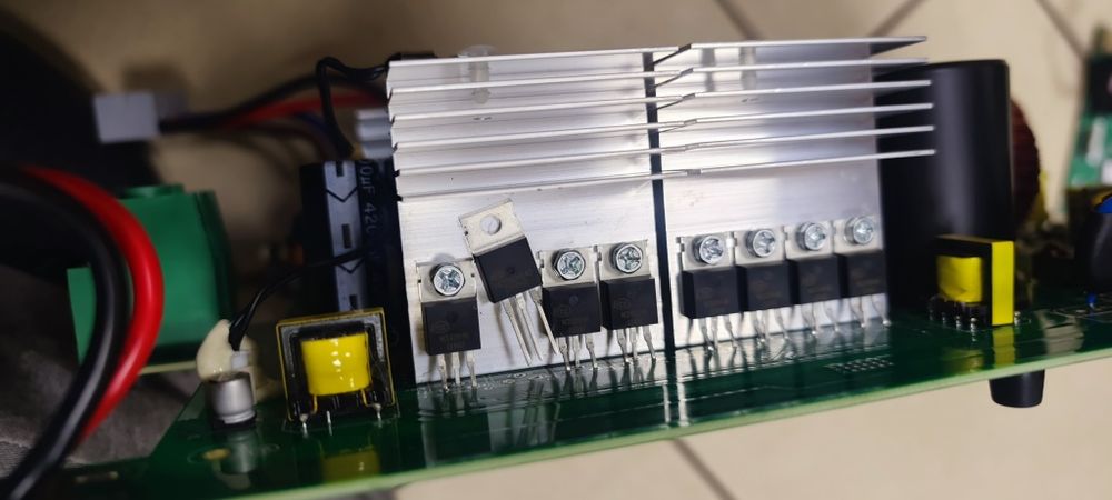 Професійний ремонт гібридних інверторів та зарядних станцій