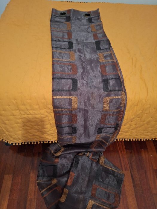 2 cortinados castanhos como novos. 130x240 cada
Texido transparente