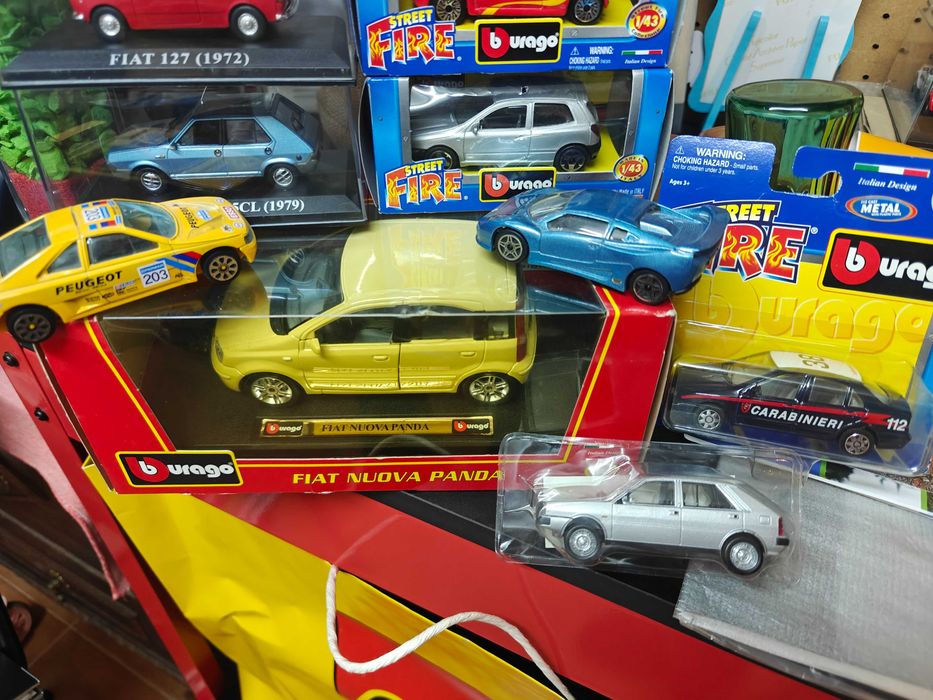 Lote Miniaturas 1/43 e 1/72 (Fiat Clássicos, Bburago Street Fire, Skoda)