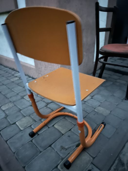 Різні стільці ( деревʼяні, залізні)