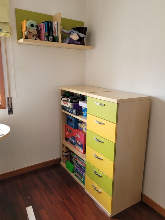 Conjunto Mobília Jovem (Cama, Prateleiras, Secretária, Cómodas)