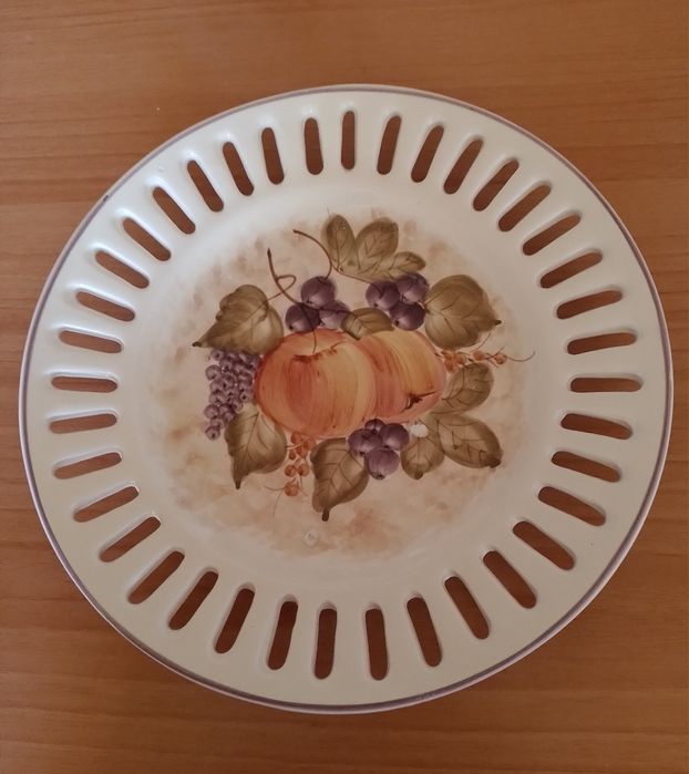 Prato grande em faiança com rebordo vazado