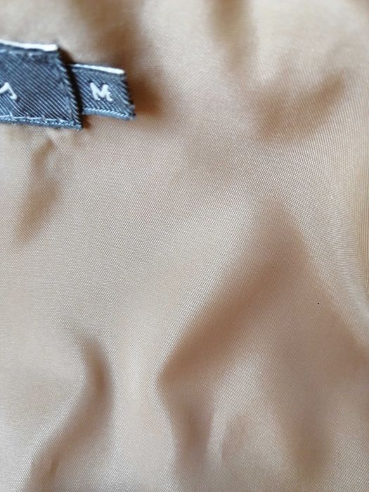 Casaco em pele macia, cor Camel, com zipper