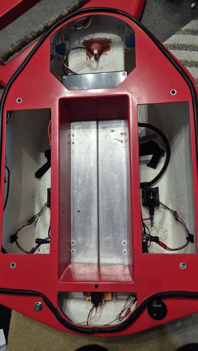 Sprzedam łódkę zanętową na kadłubie Dominator