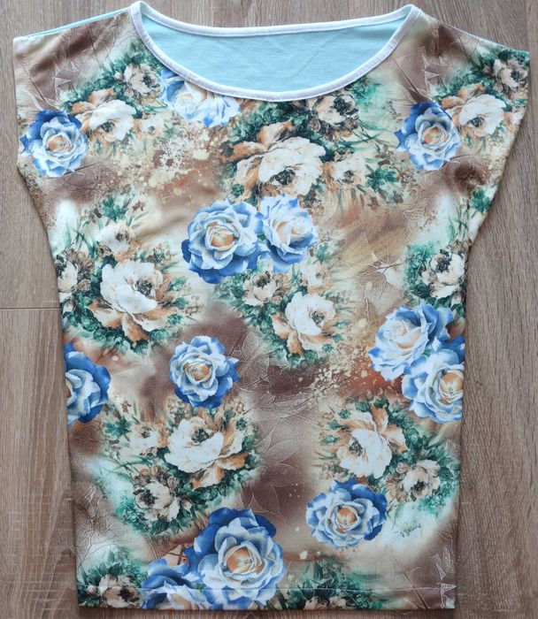 Bluzka w kwiaty krótki rękaw.,