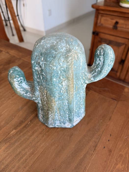 Figura decorativa em cerâmica – Cato rústico