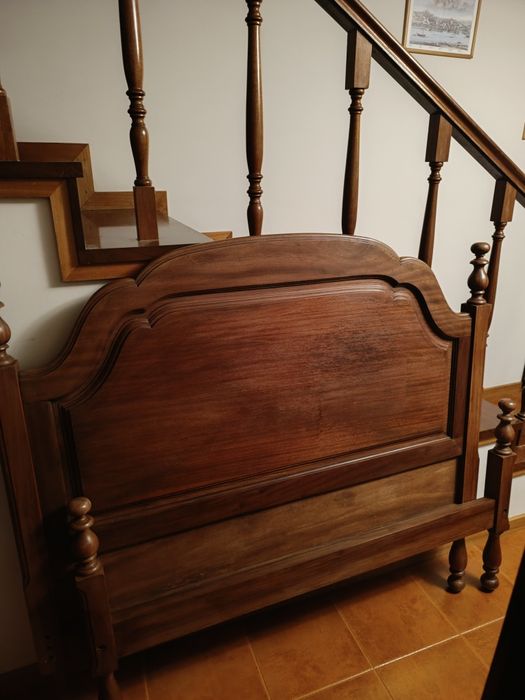 Magnífica cama de casal restaurada em madeira maciça de mogno