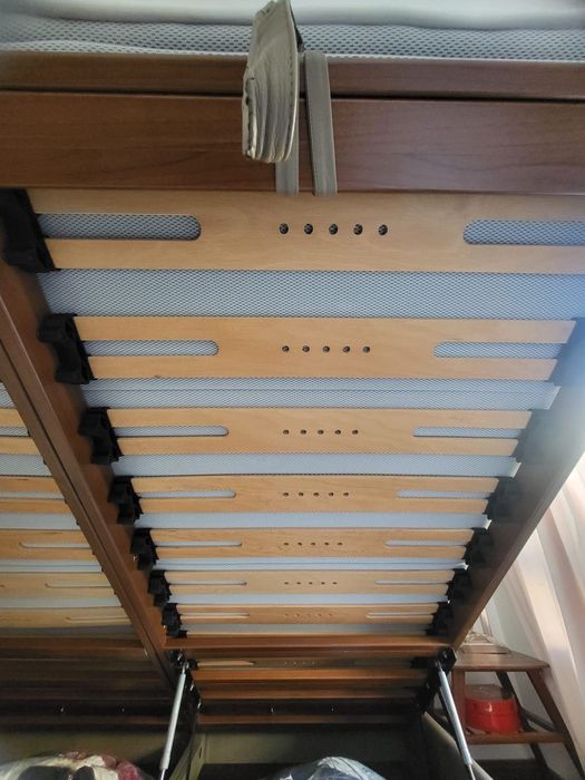 Cama com arrumação e excelente estado de conservação.