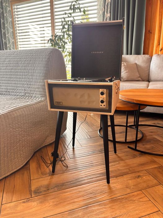 Nowoczesny gramofon Crosley z głośnikiem