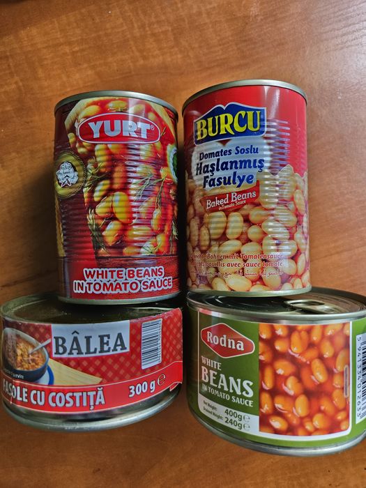 Фасоль в томатном соусе и с колбасками