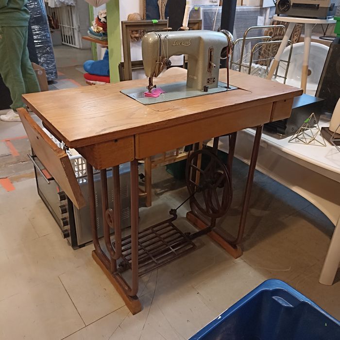 Maszyna do szycia Łucznik ze stołem zabytek
