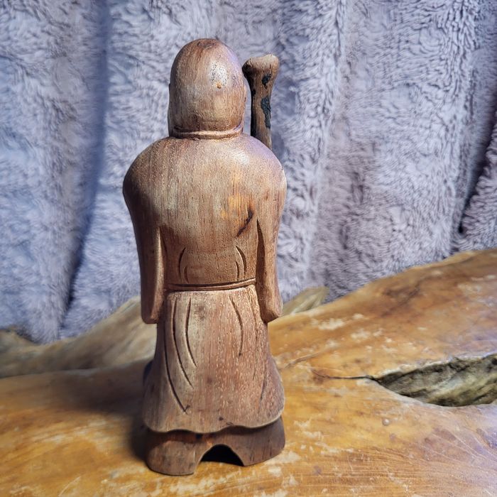 Figurka Mnicha Chińskiego drewno egzotyczne