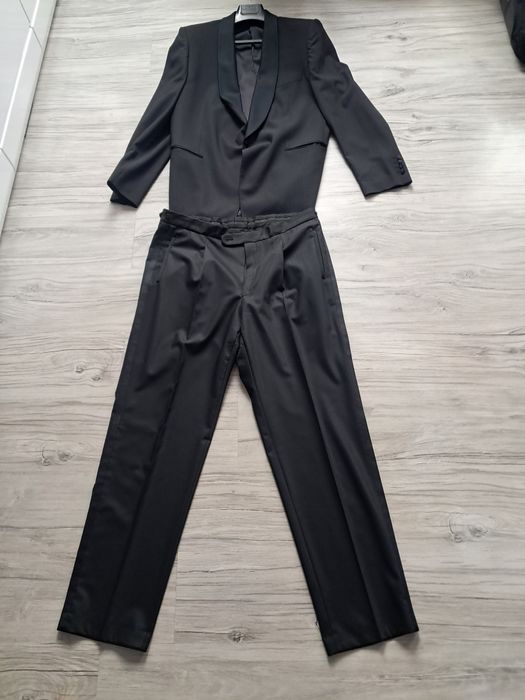 Elegancki czarny garnitur męski