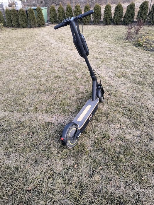 Hulajnoga elektryczna.