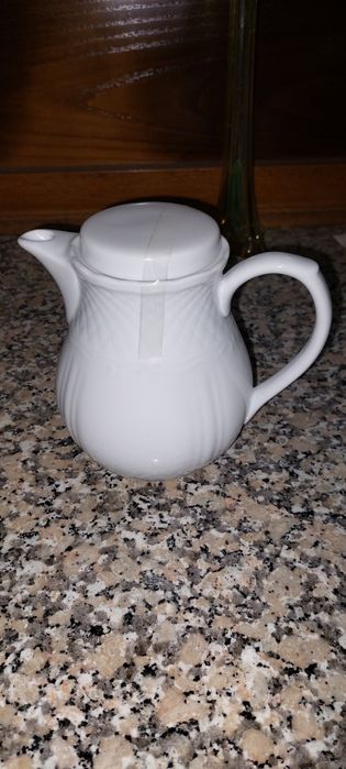Bule em loiça branca