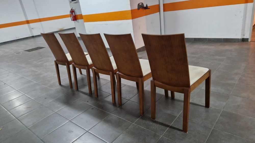 Conjunto 5 cadeiras em madeira estofadas