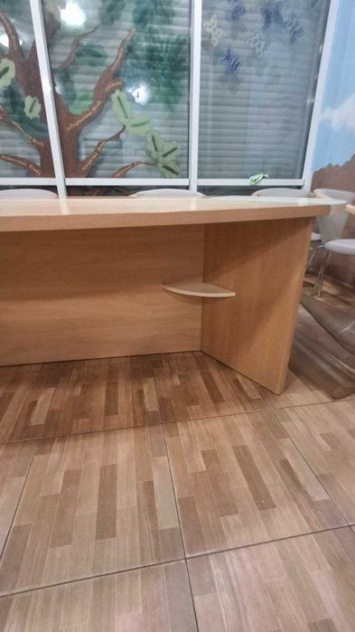 Продам стіл великий овальний та 7 стільців, вартість за  комплект