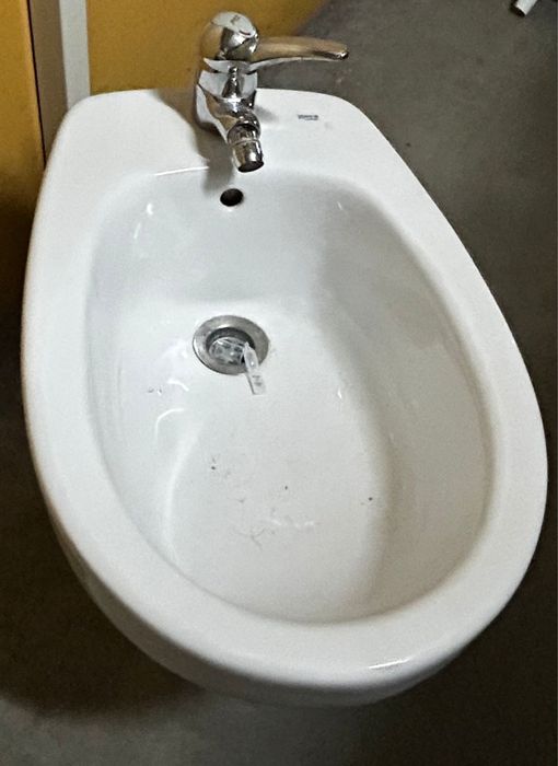 Roca brand white bidet427870568171458561