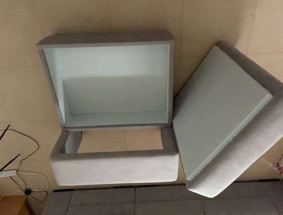 Apoio de sofá para pés com arrumação.