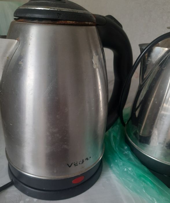 Электрочайники (два шт.) б/у рабочие на запчасти
