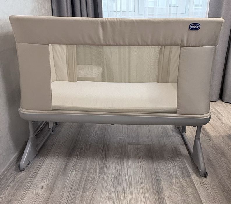 Дитяче ліжечко Chicco Next2Me Forever 3 в 1 у бежевому кольорі.