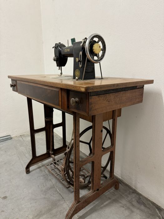 Máquina de costura modelo CL-45 da marca OLIVA com móvel