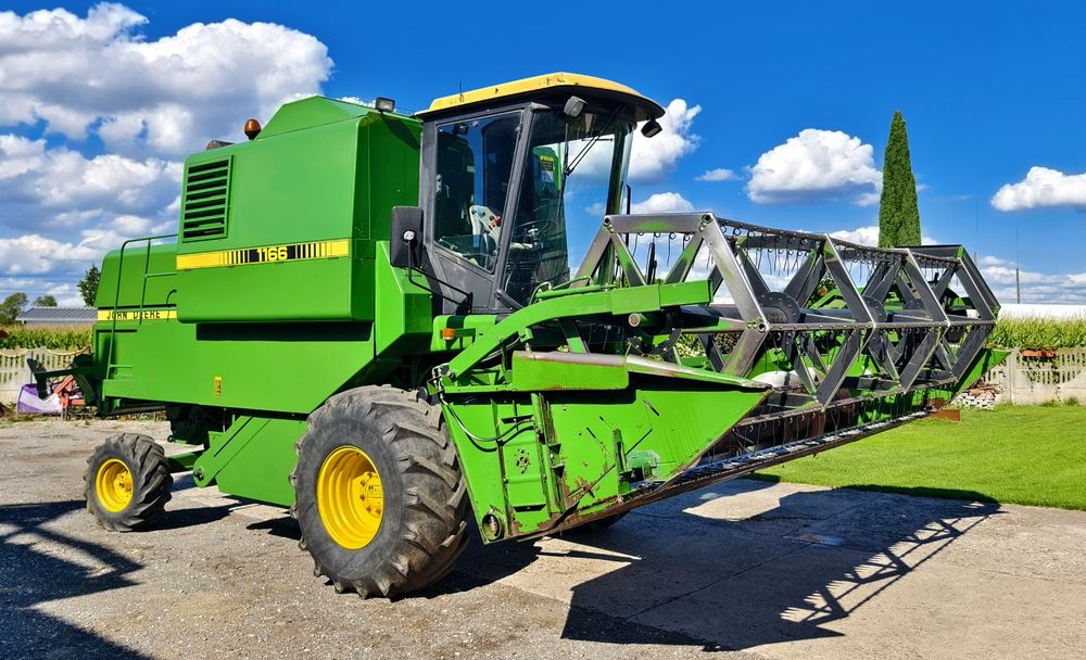 Kombajn zbożowy John Deere 1166, Długa rura, heder 4.2m, klimatyzacja, wyposażenie do kukurydzy, stan bardzo dobry.