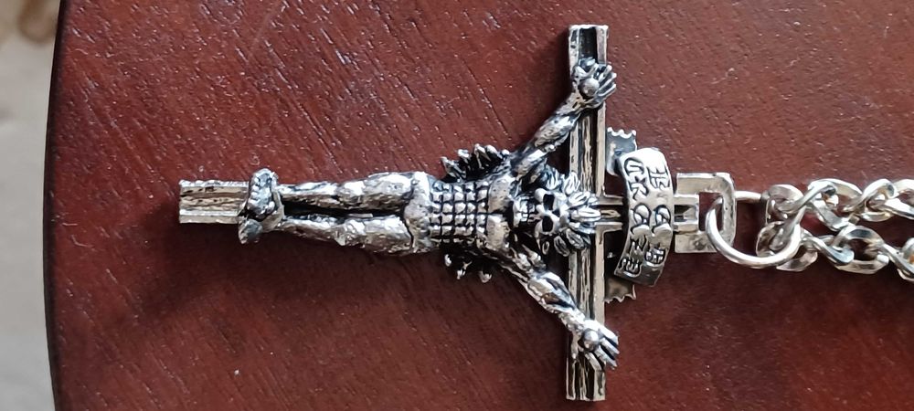 Zawieszona  , 8,7cm/6cm na grubym łańcuszku, dlugi 33cm patriotyczny krzyż z wizerunkiem Chrystusa oraz inskrypcjami "Bóg Honor Ojczyzna