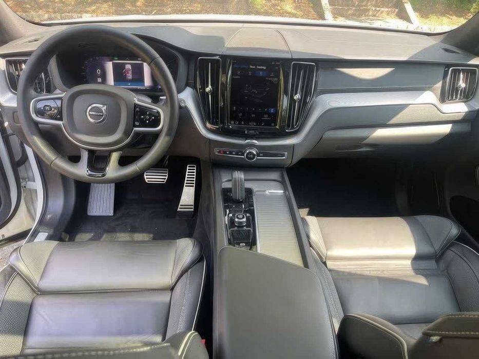 Volvo XC60 B6 R-Design      2022
