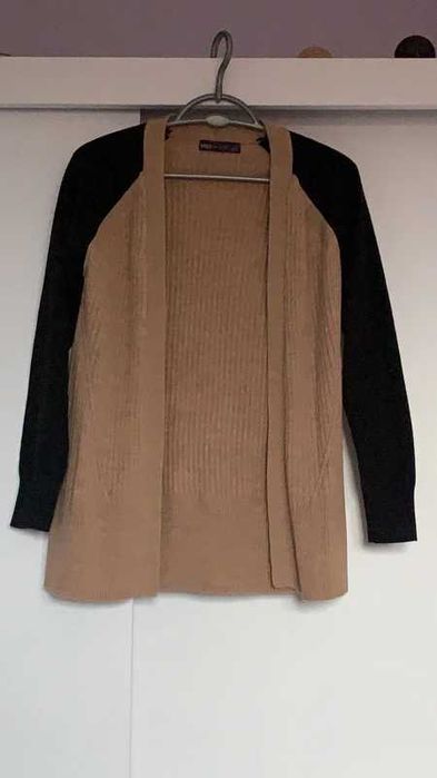 Czarno-beżowy sweter kardigan