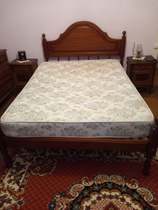 Conjunto de quarto em madeira