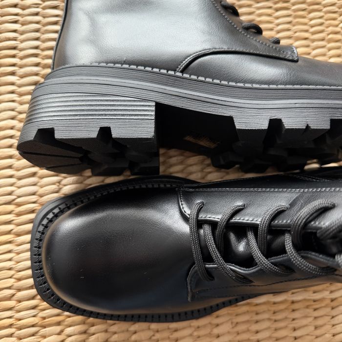 Botas estilo militar 37 em preto