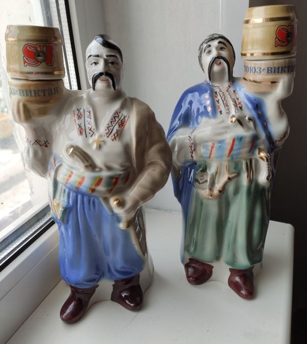 Продам коллекционые  скульптуры-сосуды «КОЗАК», фарфор, 2 шт(Киев)