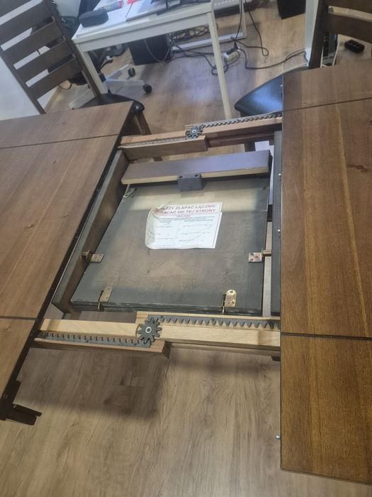 Solidny stół z litego drewna i 6 krzeseł z czarnej eko-skory
To jest z