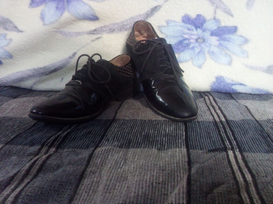 Продам лаковые кожанные туфли на мальчика