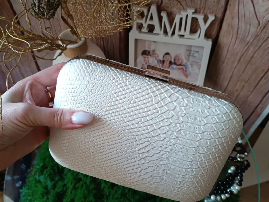 Біла сумка - клатч.