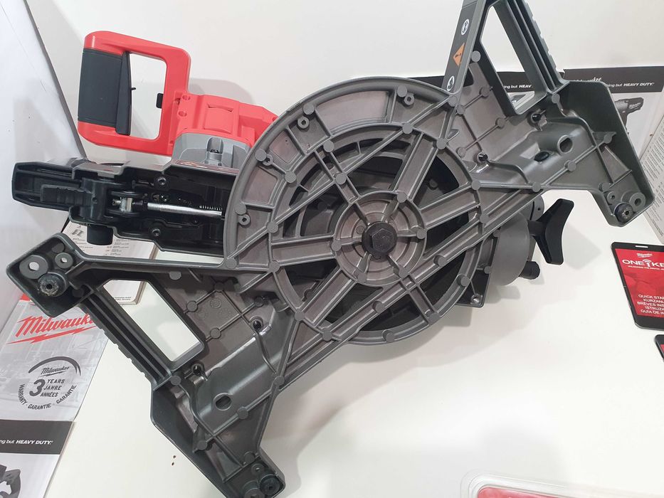 Pilarka ukośnica na 18v MILWAUKEE M18 FMS 190 FUEL pily dewalt+makita