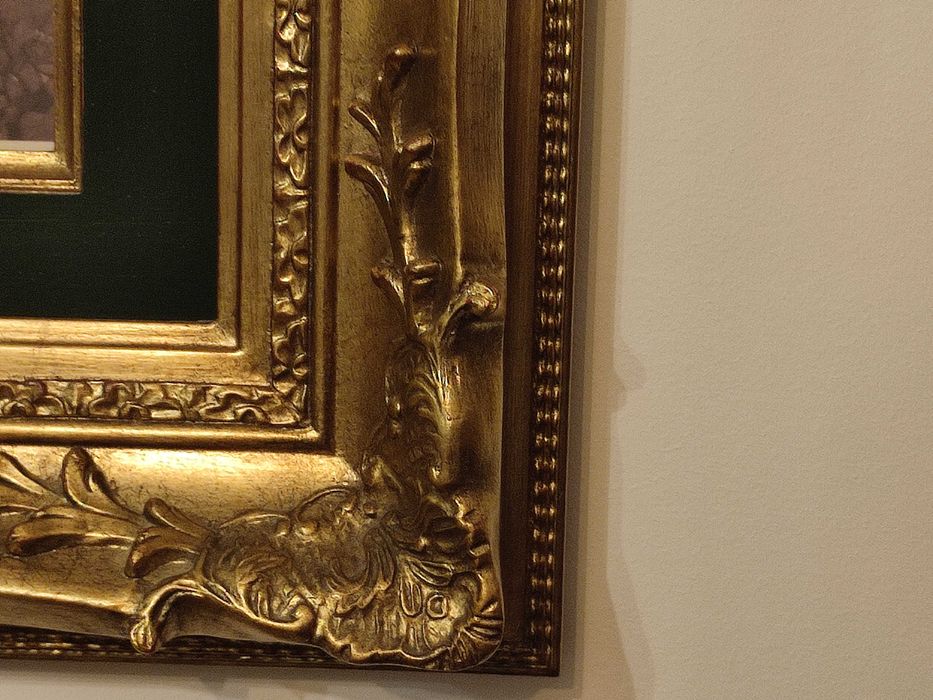 Quadro moldura em folha de ouro passpartput verde gravura de caçada.