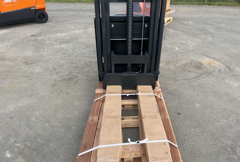 Електроштабелер 1,6 т DOOSAN BSL16N електричний