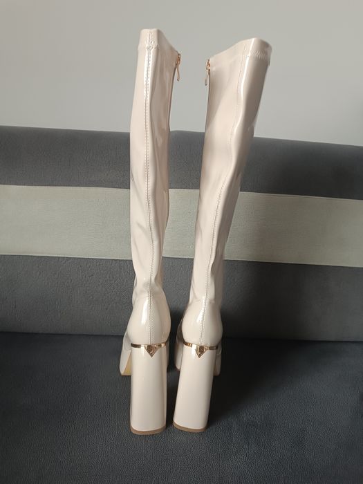 Długie kozaki z lateksu.