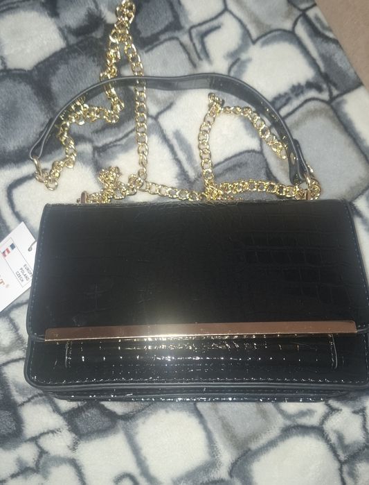 Modna nowoczesna torebka kuferek czarna lakierkowa z zlotym