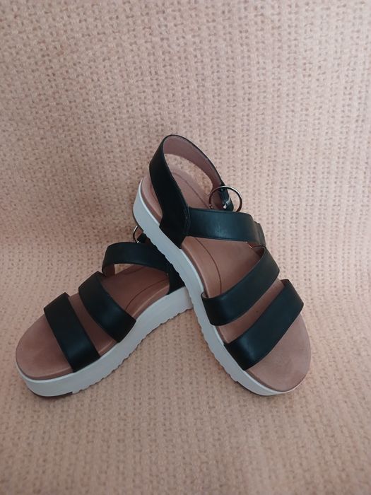 Босоножки чёрные  UGG. Оригинал.
