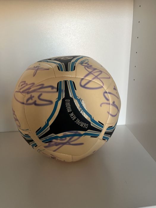 Bola promocional Tango do Real Madrid com assinaturas