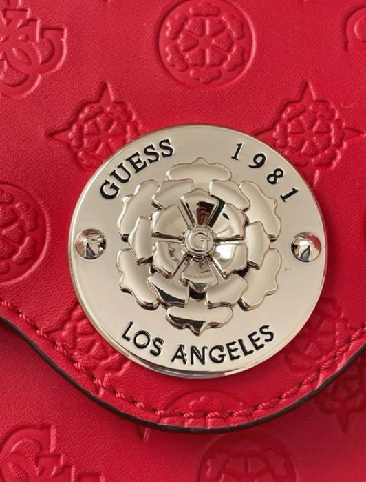 Mala vermelha com alça de mão e ombro da Guess