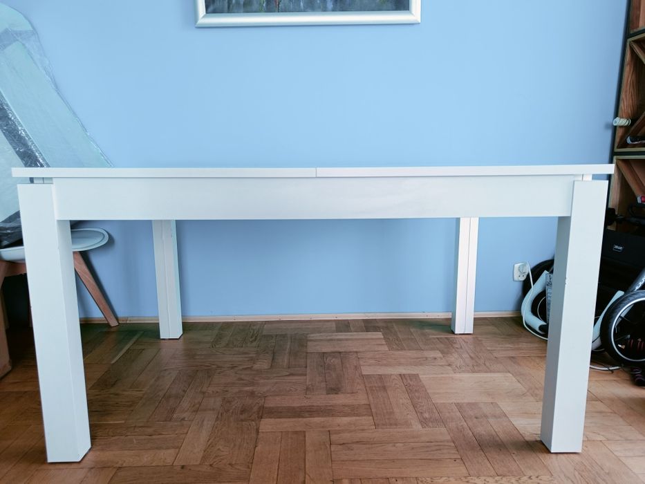 Biały rozkładany stół