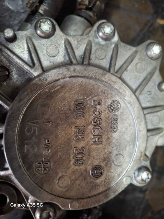 Vacum pompa BOSCH  do silnika 2.0TDI VW Passat B6 Golf V