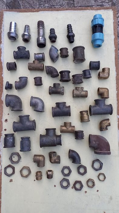 Смеситель умывальника,патрубки-штуцера, муфты,краны и шланги воды