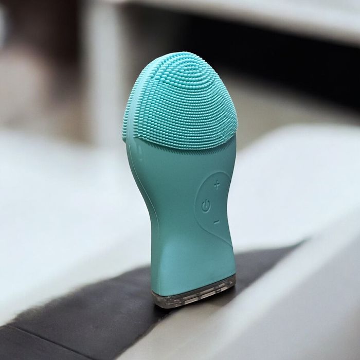 Щіточка для очищення шкіри обличчя